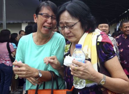 Δύσκολος ο εντοπισμός σορών της πτήσης της AirAsia λόγω κακοκαιρίας