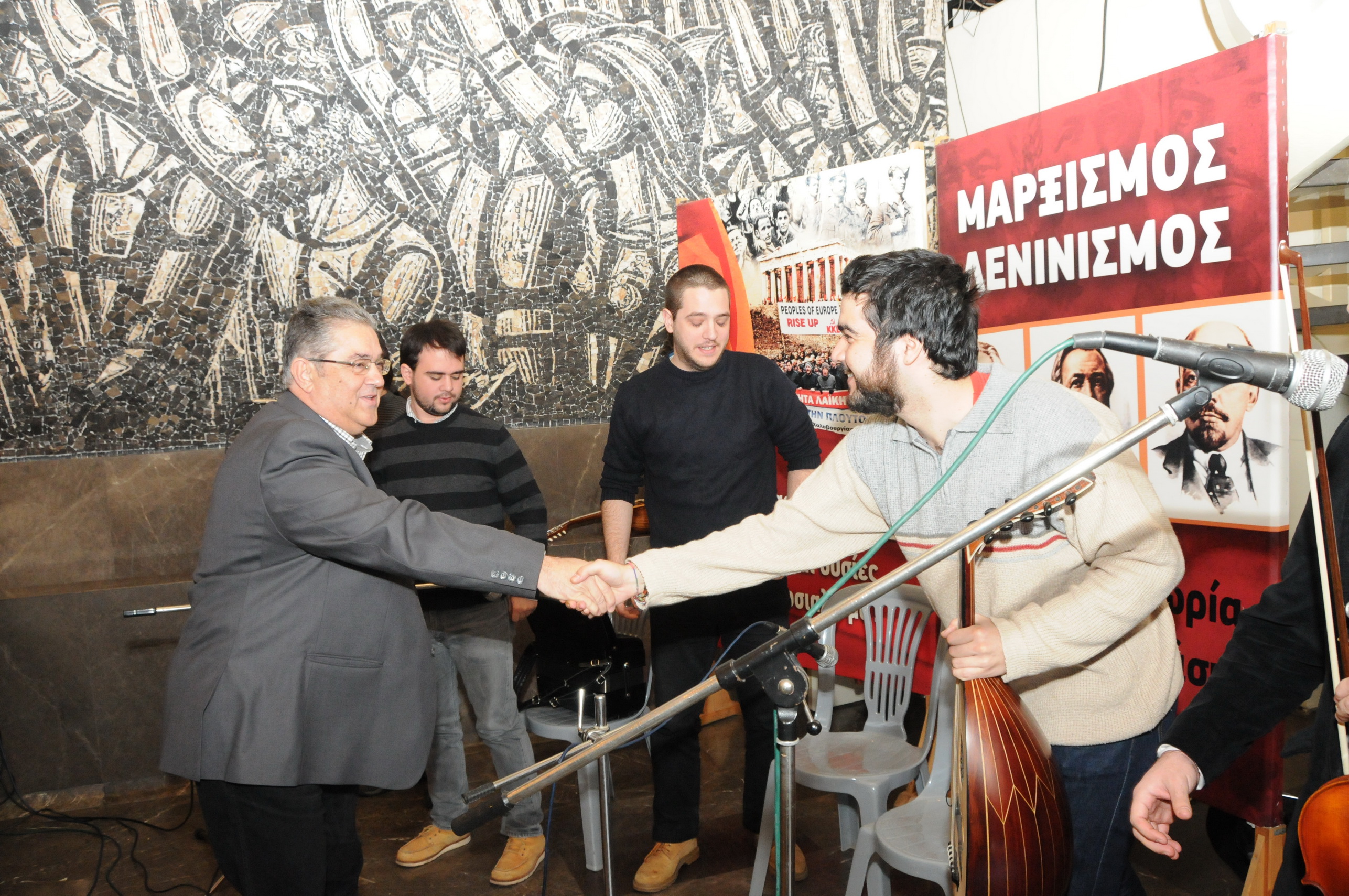 Δυνατό ΚΚΕ στη Βουλή ευχήθηκε ο Δημήτρης Κουτσούμπας