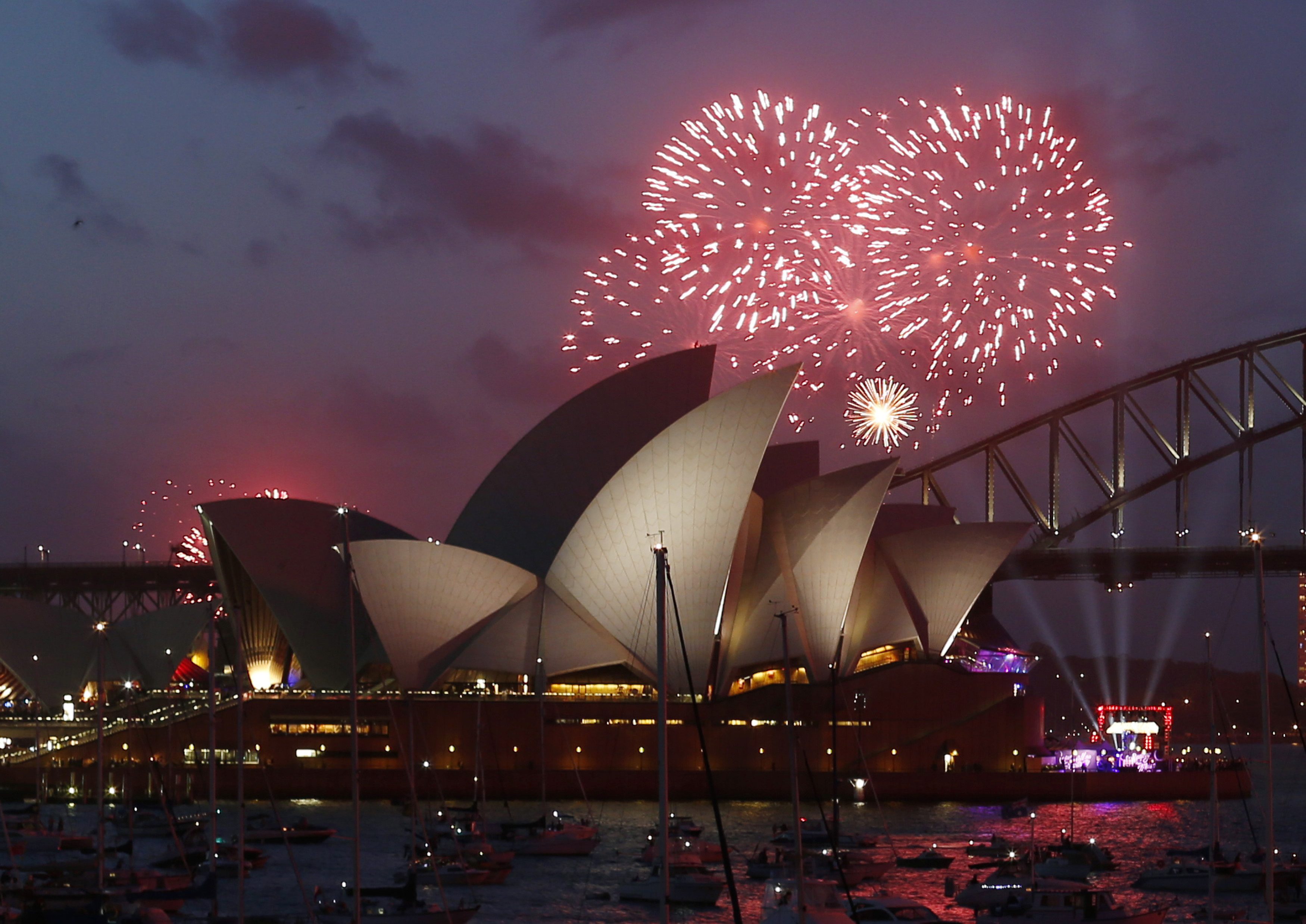 Ο πλανήτης υποδέχεται το 2015 με εορτασμούς και πυροτεχνήματα