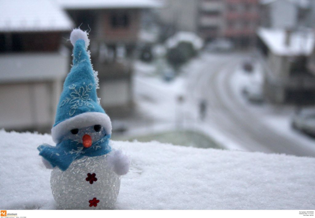 Χιονίζει στα βόρεια προάστια της Αθήνας – Σε επιφυλακή ο κρατικός μηχανισμός