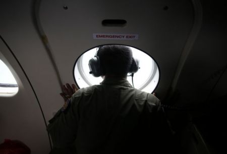 Υπό αντίξοες καιρικές συνθήκες οι έρευνες για τα συντρίμμια της Air Asia