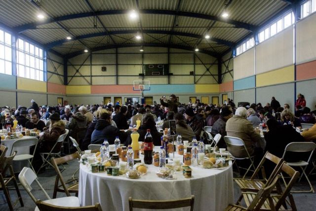 Εκατοντάδες άνθρωποι στο Πρωτοχρονιάτικο γεύμα αλληλεγγύης της Αθήνας