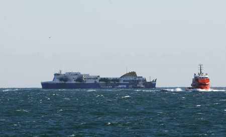 Υπό έλεγχο η φωτιά στο φορτηγό οχηματαγωγό πλοίο ανοιχτά της Ρόδου