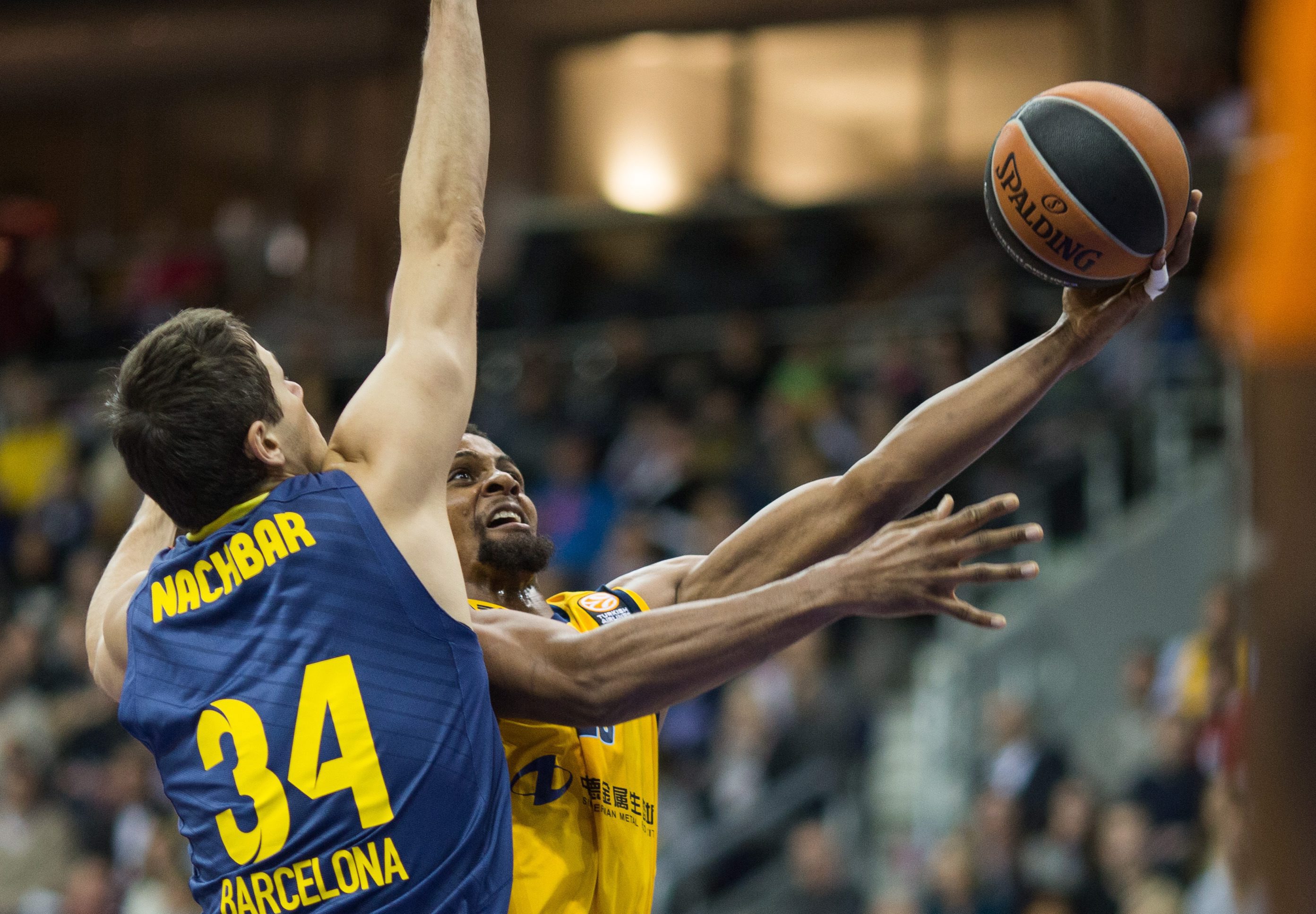 Στα γήπεδα και στην TV