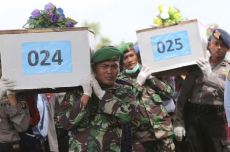 Δύο μεγάλα αντικείμενα εντοπίστηκαν στην έρευνα για την πτήση της AirAsia