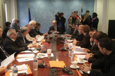 Διακομματική Επιτροπή: Συζητήθηκαν οι όροι προβολής των κομμάτων και η ψήφος των 18άρηδων