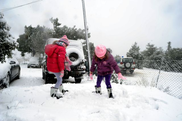Temperatures across Greece plummet as cold front sets in