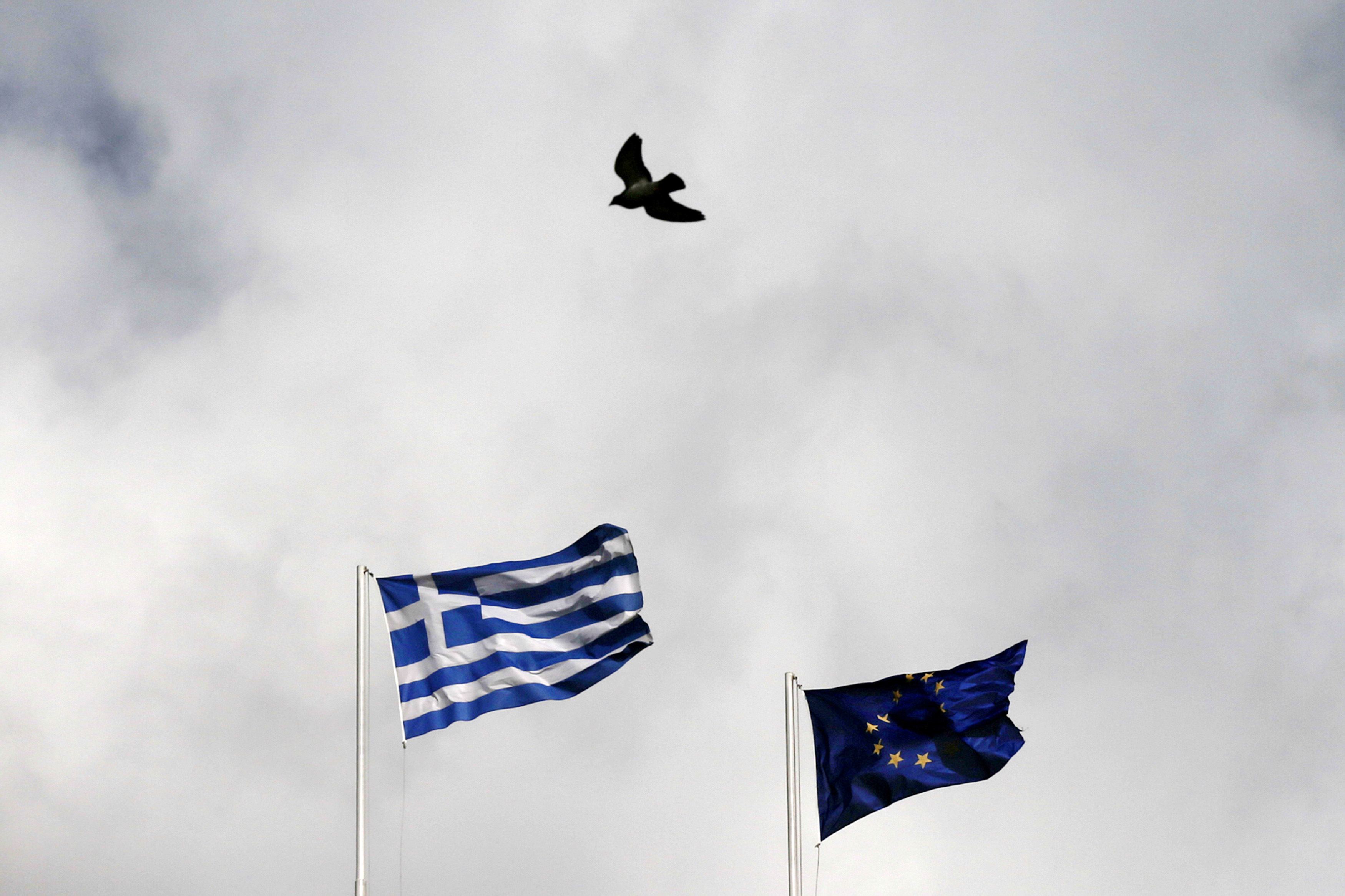 WSJ: Δύο νομίσματα ο τρίτος δρόμος για την Ελλάδα