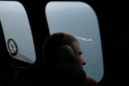 Βρέθηκε η ουρά του μοιραίου αεροπλάνου της AirAsia