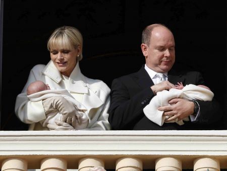 Σίβυλλα alert! To λευκό παλτό της Σαρλίν και οι επιρροές της Γκρέις Κέλι