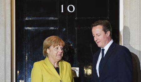 Guardian: Ολο και πιο απομονωμένος ο Κάμερον στην Ευρώπη