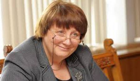 Η Ελλάδα πρέπει να εφαρμόσει το πρόγραμμα λέει η πρωθυπουργός της Λετονίας