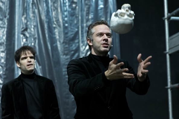 Γιάννης Χουβαρδάς: Υπάρχει μέσα μας ένας Αμλετ