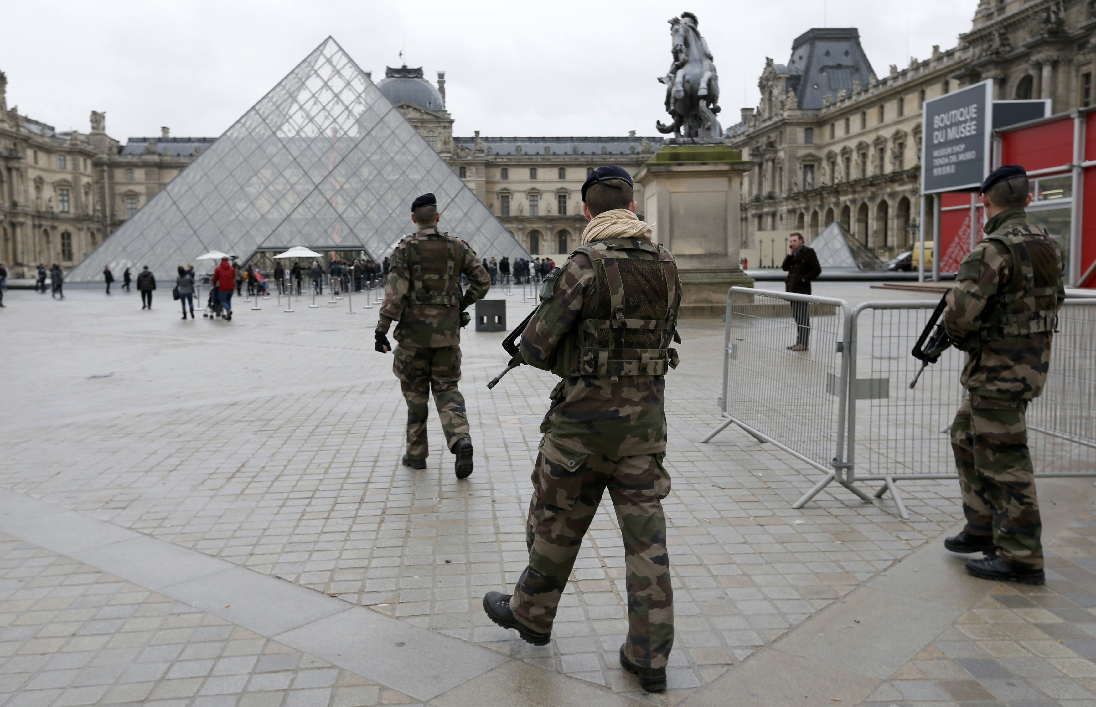 Γαλλία: Τρομοκρατικό χτύπημα η επίθεση στο Λούβρο