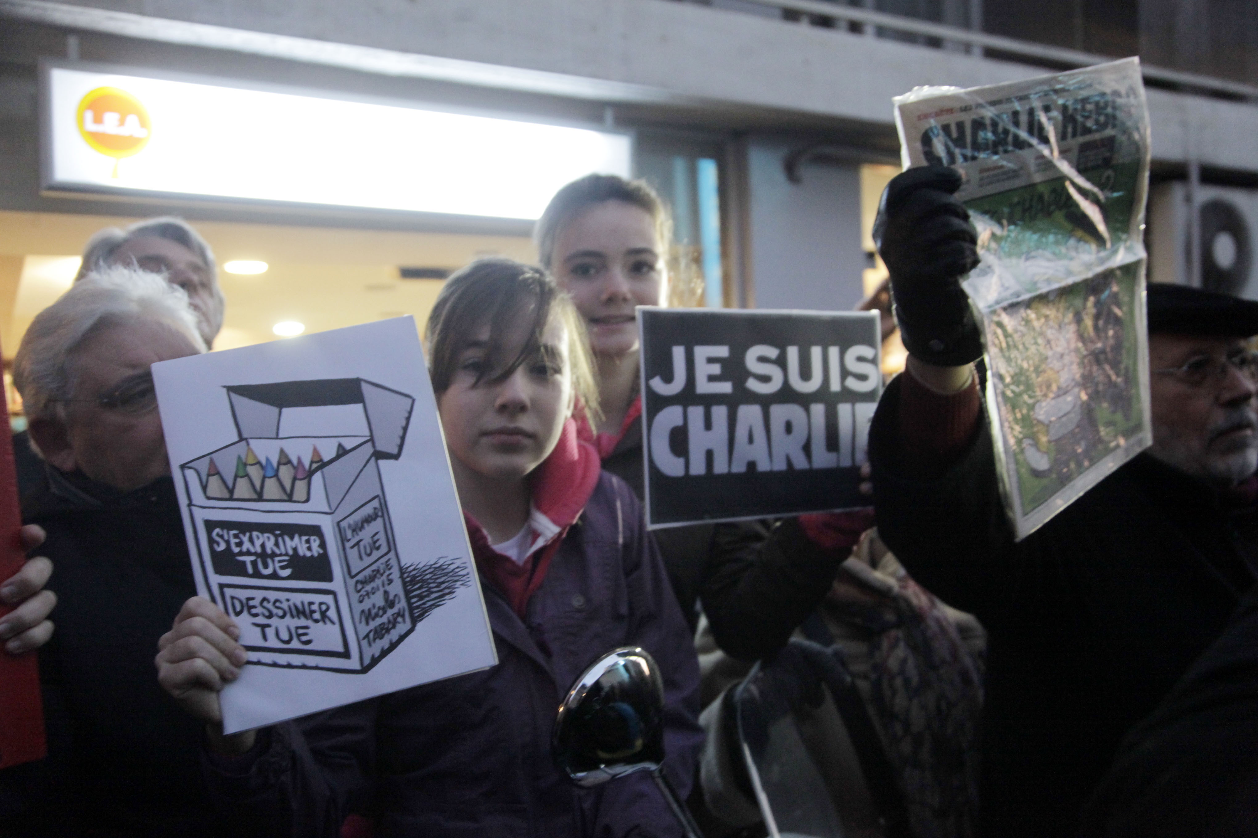 Χιλιάδες κόσμου στη συγκέντρωση συμπαράστασης στο Γαλλικό Ινστιτούτο της Αθήνας για το Charlie Hebdo
