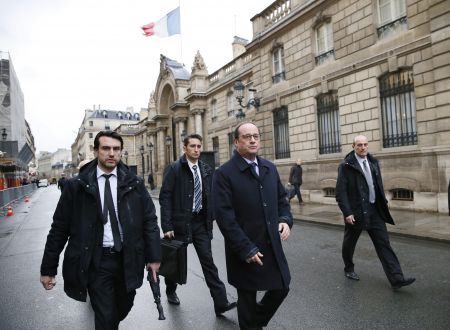 Αυτοκίνητο χτύπησε αστυνομικό στο γαλλικό προεδρικό μέγαρο, σκόπιμα