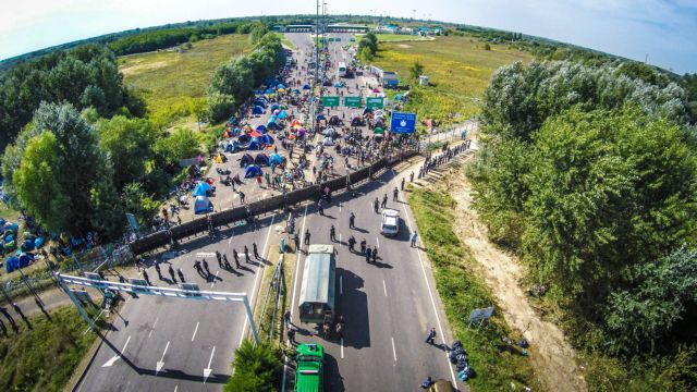 Αγριεύει η κατάσταση στα σύνορα της Ουγγαρίας, ο στρατός στέλνει πολυβόλα