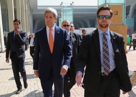 Ινδία: Η αυτοκινητοπομπή του Κέρι ενεπλάκη σε τροχαίο