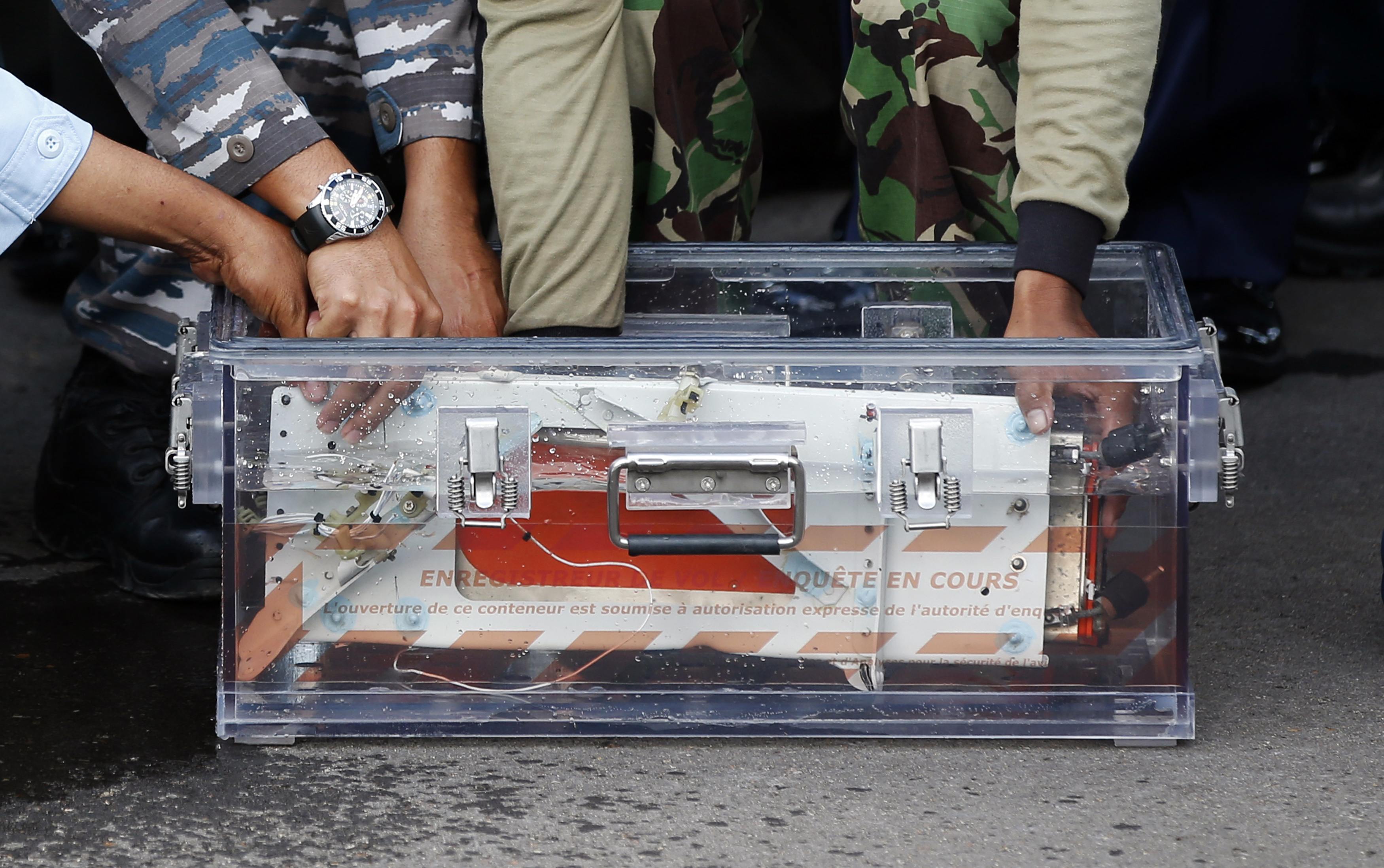 AirAsia: Ανασύρθηκε το δεύτερο μαύρο κουτί του μοιραίου αεροσκάφους