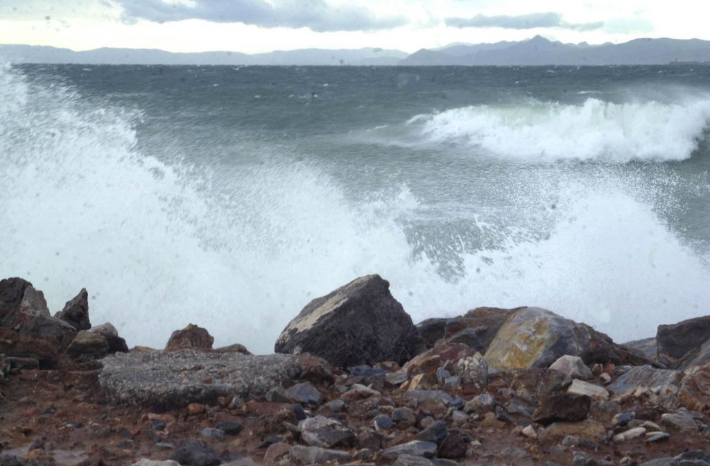 Ship abandoned off the coast of Chania due to turbulent winds