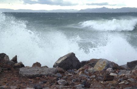 Ship abandoned off the coast of Chania due to turbulent winds