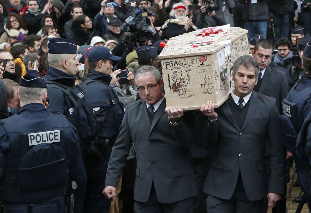 Παρίσι: Σκίτσα στο φέρετρό σκιτσογράφου του Charlie Hebdo