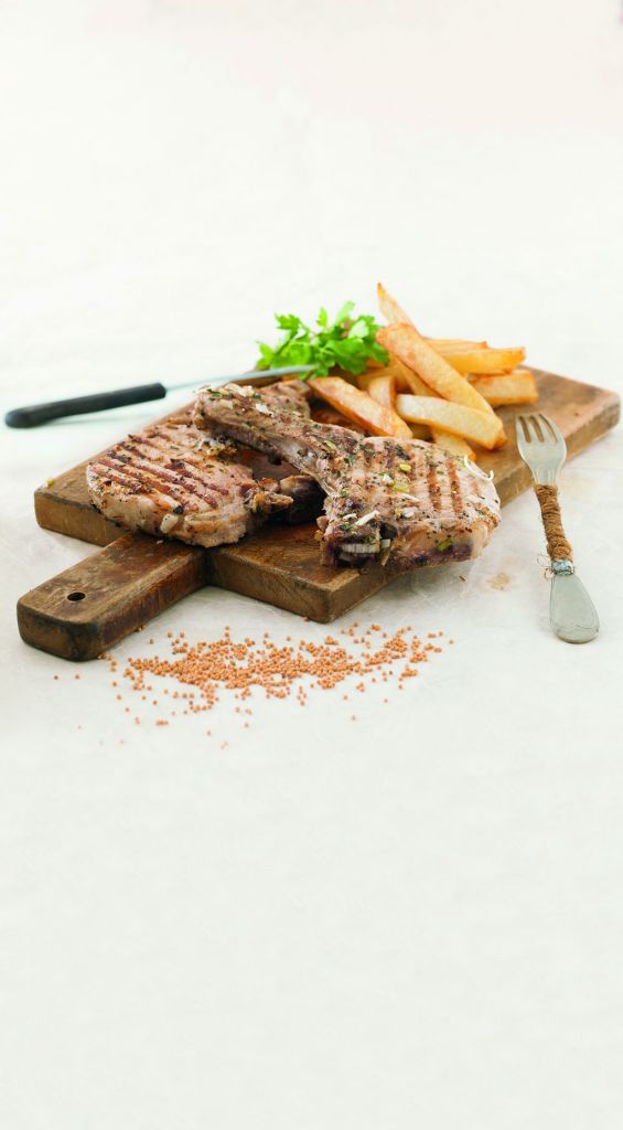 Χοιρινές μπριζόλες μαριναρισμένες σε βότανα