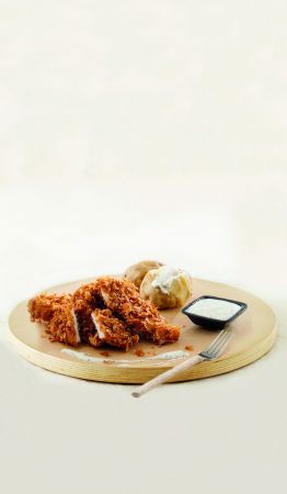 Κοτόπουλο πανέ με πατάτες και αρωματικό γιαούρτι