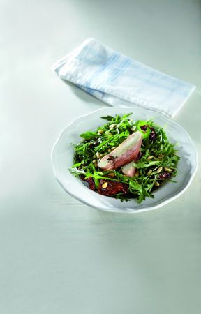 Σαλάτα ρόκας με ψητή μοτσαρέλα τυλιγμένη σε προσούτο