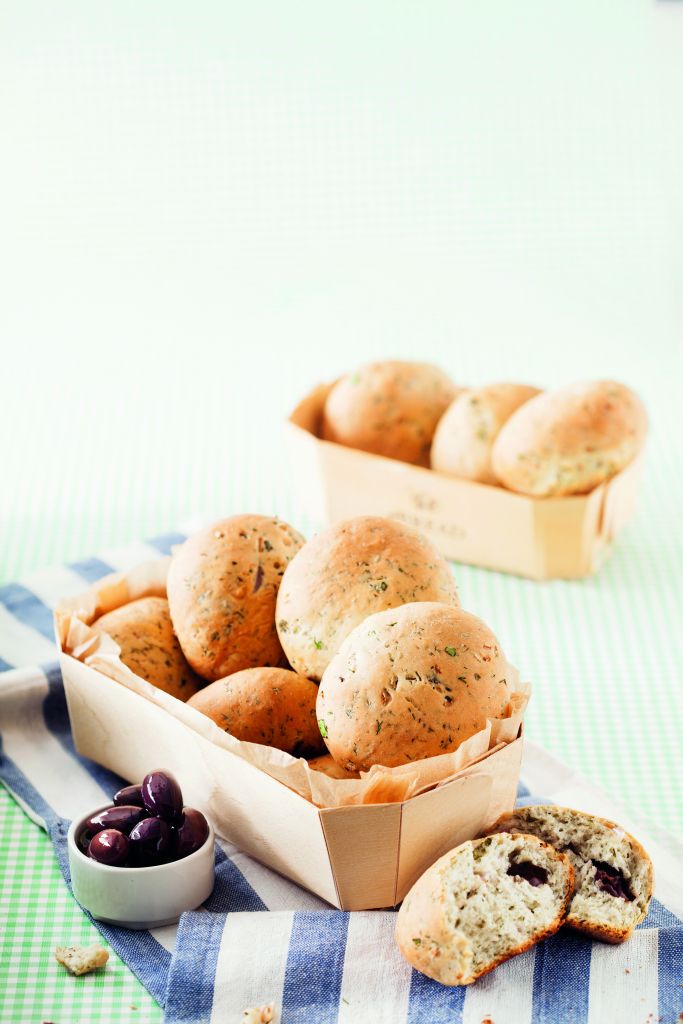 Κυπριακά ψωμάκια με ελιές και μάραθα