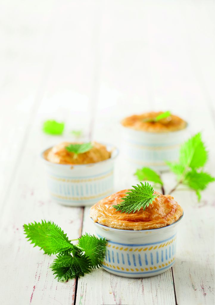 Πίτες με τσουκνίδες και καυκαλήθρες σε κοκοτιέρες