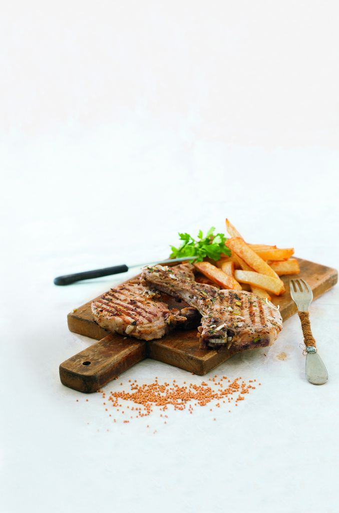 Χοιρινές µπριζόλες µαριναρισµένες σε βότανα