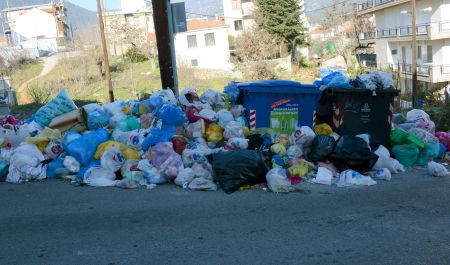Τρίπολη: Διαμαρτυρία μαθητών-γονέων για τα σκουπίδια