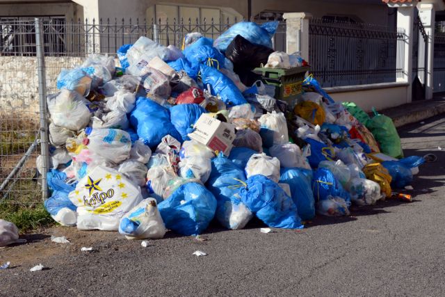 Πυρά Τατούλη κατά Τσιρώνη και Πανούση με φόντο τα σκουπίδια της Τρίπολης