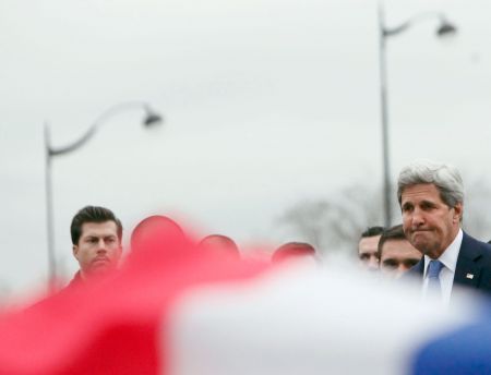 Κέρι: «Συμμεριζόμαστε το πένθος των Γάλλων» έστω και… αργά