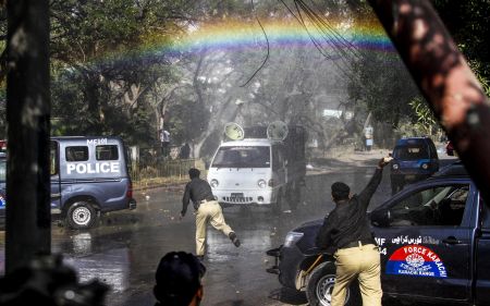 Πακιστάν: Φωτορεπόρτερ δέχθηκε πυρά σε διαδήλωση κατά του Charlie Hebdo