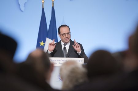 Γαλλία: Ιστορικό άλμα δημοτικότητας για τον Ολάντ μετά τις επιθέσεις