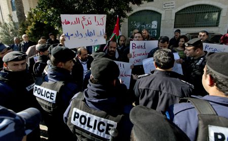 Δυτική Οχθη: Παλαιστίνιοι πέταξαν αυγά στον καναδό υπουργό Εξωτερικών