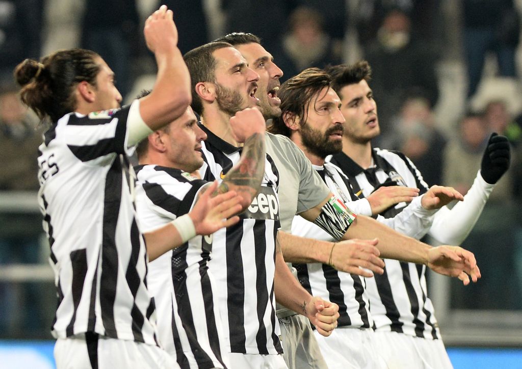 Στα γήπεδα και στην TV