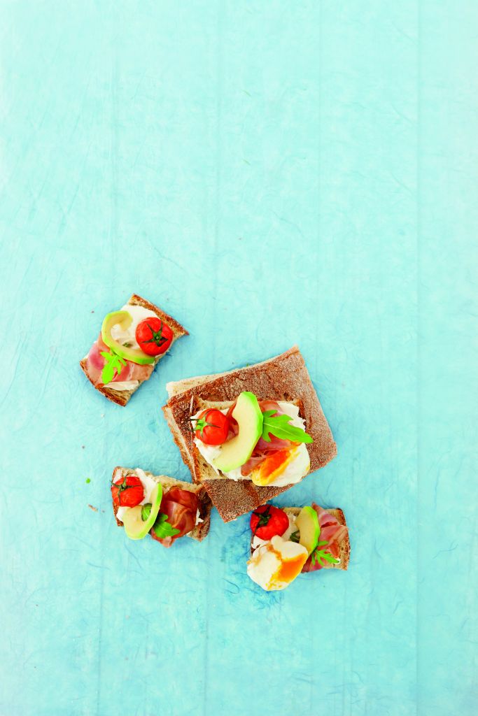 Μπρουσκέτες με τυρί, αβοκάντο και μπέικον