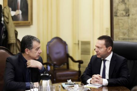 Ενημέρωση Ι. Στουρνάρα στον Στ. Θεοδωράκη