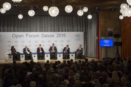 Αναψε η «μάχη» για το πετρέλαιο στο Νταβός – Νέα υποχώρηση της τιμής του