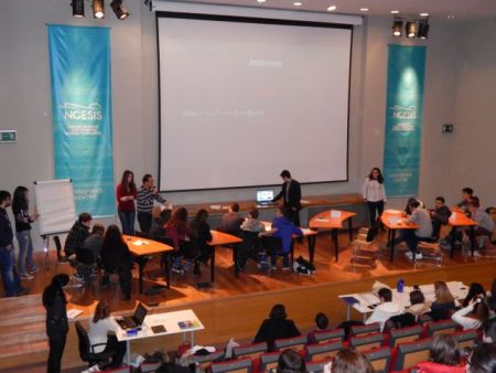 Μαθητές ακονίζουν το μυαλό τους παίζοντας με γρίφους