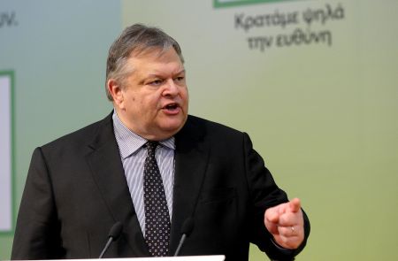 Οργανώνεται για την αντιπολίτευση και για τη διαδοχή στο ΠαΣοΚ