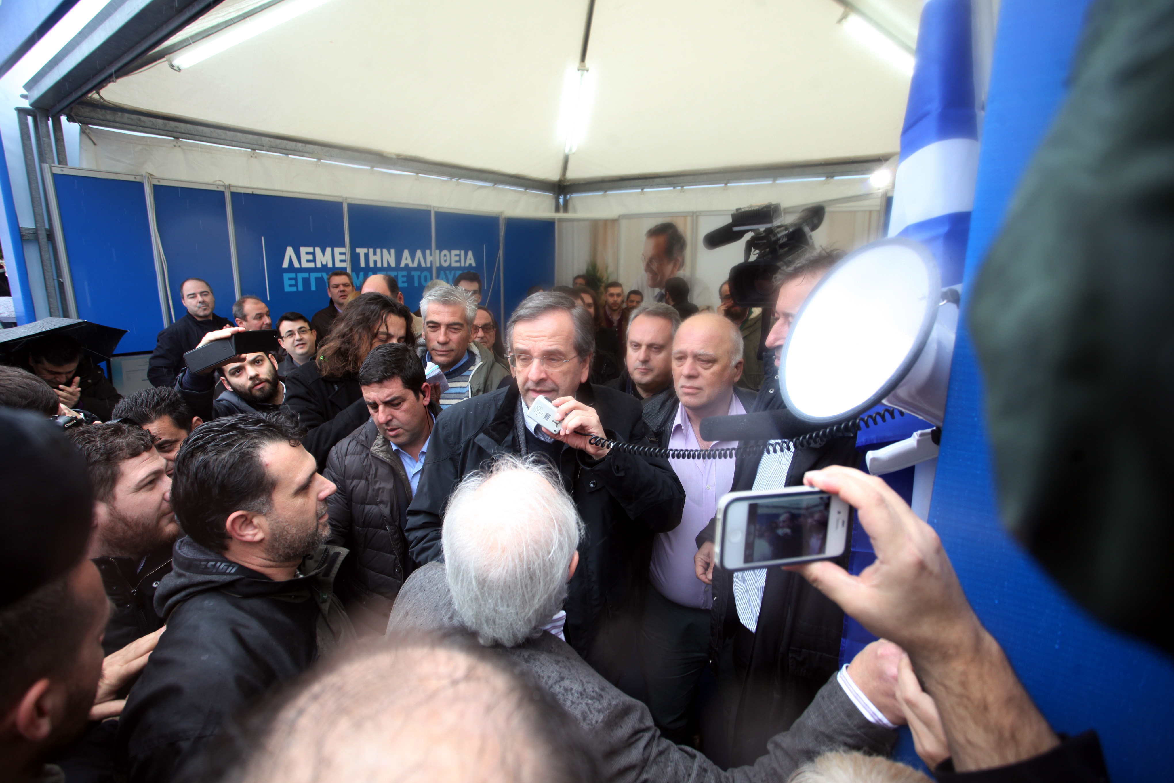 Ο Αντώνης Σαμαράς στο εκλογικό κέντρο της ΝΔ