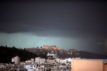 Βροχές και καταιγίδες το Σάββατο λόγω «Φοίβου»