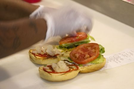 Ταχεία μείωση πωλήσεων για τις αλυσίδες γρήγορης εστίασης