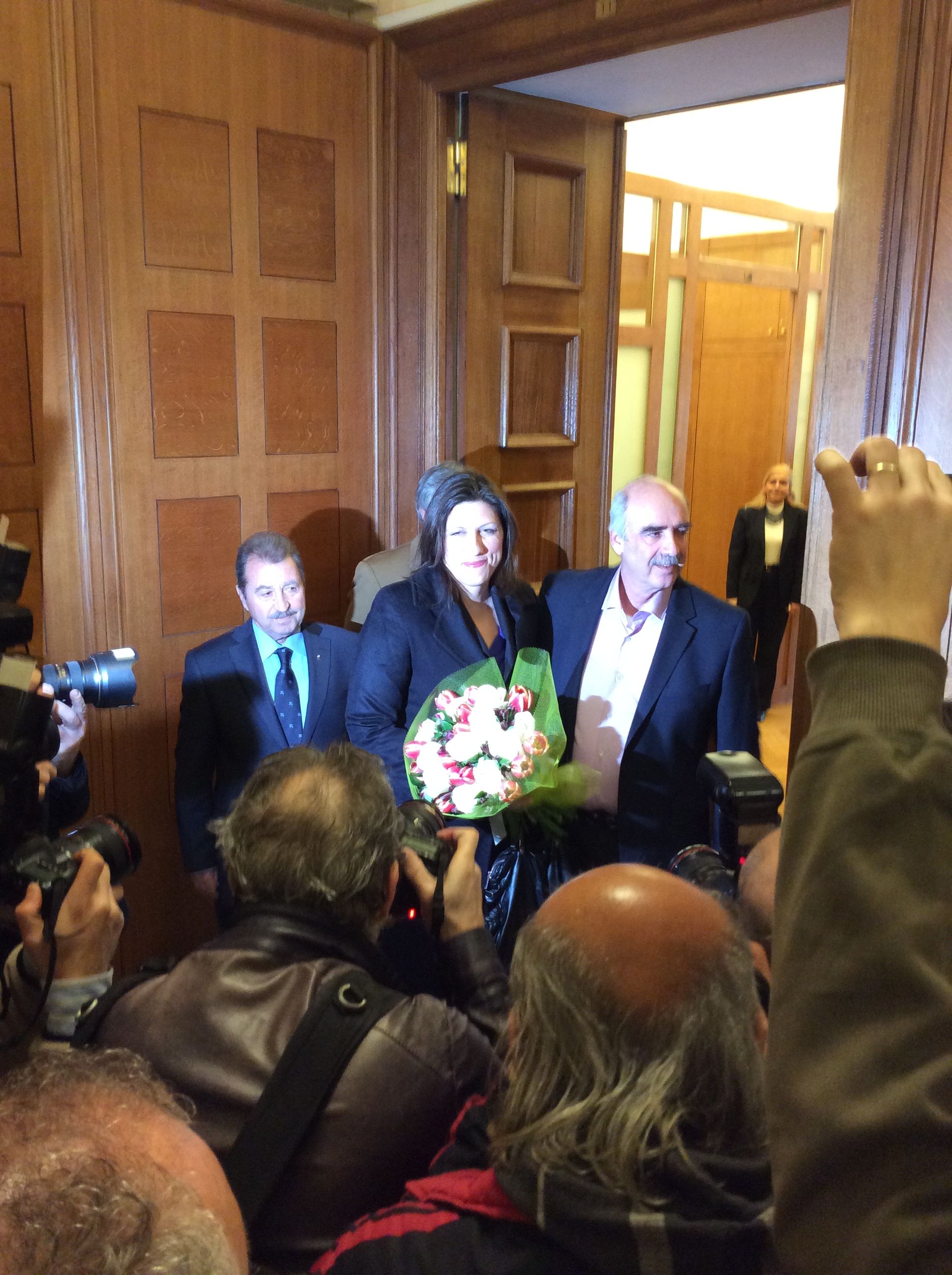 Βουλή:Με τουλίπες υποδέχθηκε ο Μεϊμαράκης την Κωνσταντοπούλου