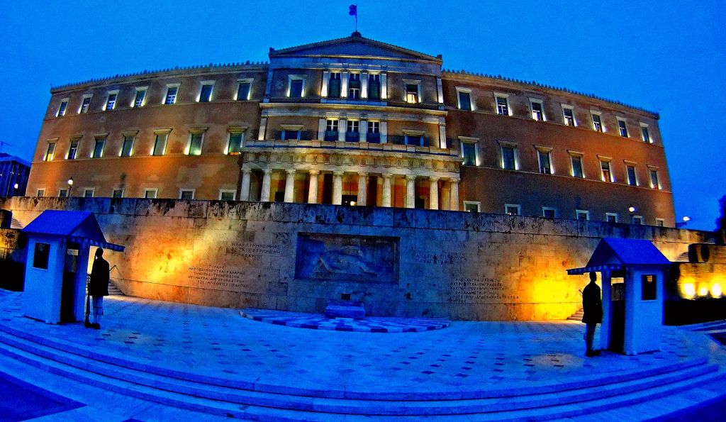 Αιχμηρή η αντίδραση της αντιπολίτευσης στις δηλώσεις Τσίπρα στο Bloomberg
