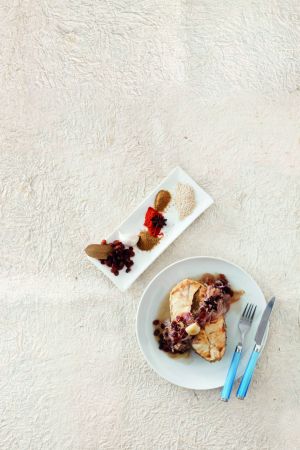 Σφυρίδα με σταφίδες και καραμελωμένα κρεμμύδια